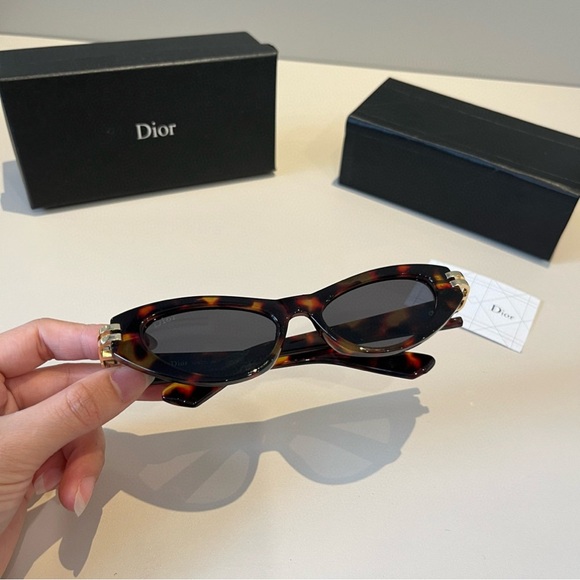 Dior Tortoiseshell Cat-Eye Sunglasses with Black Lenses - Picture 3 of 8